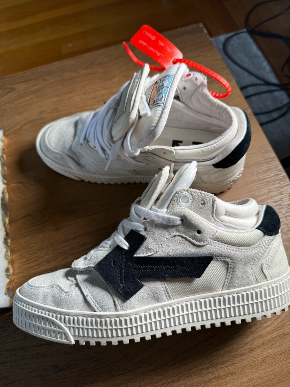 Off-White White Sneakers with Black Arrow Accent and Red Zip Tie